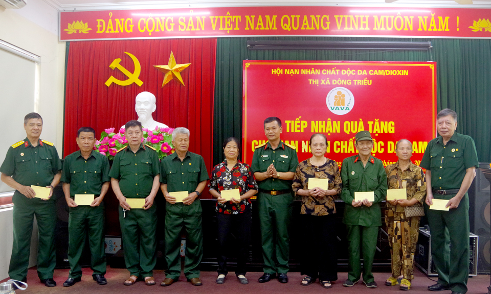 Tặng quà cho 40 nạn nhân chất độc da cam/dioxin tại TX Đông Triều