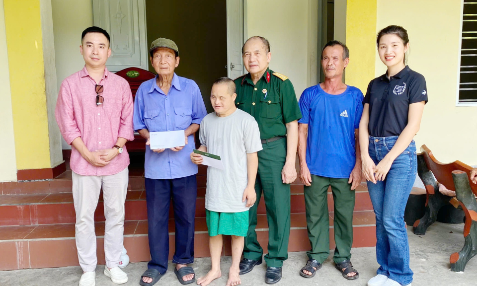 Trao tặng quà cho nạn nhân da cam tại thị xã Đông Triều