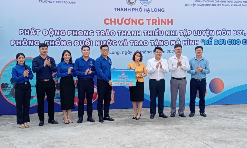 Phát động phong trào thanh thiếu nhi học bơi phòng, chống đuối nước và trao tặng mô hình “Bể bơi cho em”