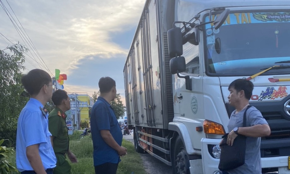 Phát hiện, tạm giữ hơn 9.000 bao thuốc lá nhập lậu vận chuyển trong xe tải từ Nam ra Bắc tiêu thụ