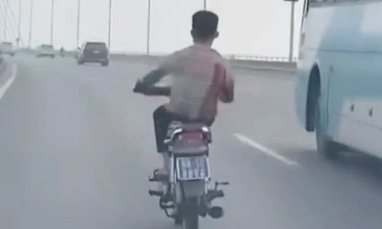 Xác minh clip thanh niên đi xe máy biển xanh "làm xiếc" trên cầu Nhật Tân