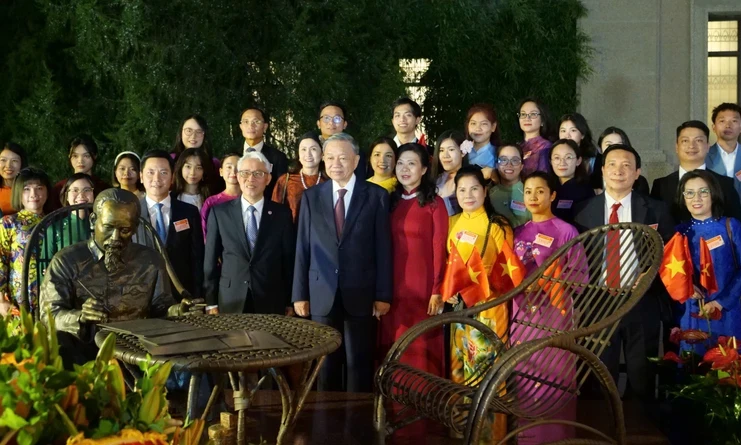 Tổng Bí thư, Chủ tịch nước Tô Lâm thăm và làm việc tại Đại sứ quán Việt Nam tại Trung Quốc