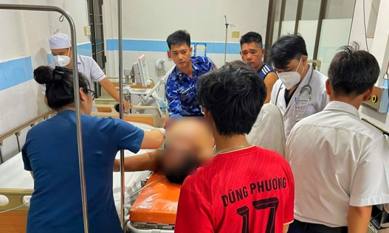 Cảnh sát biển ứng cứu ngư dân bị ngạt khí dưới hầm cá