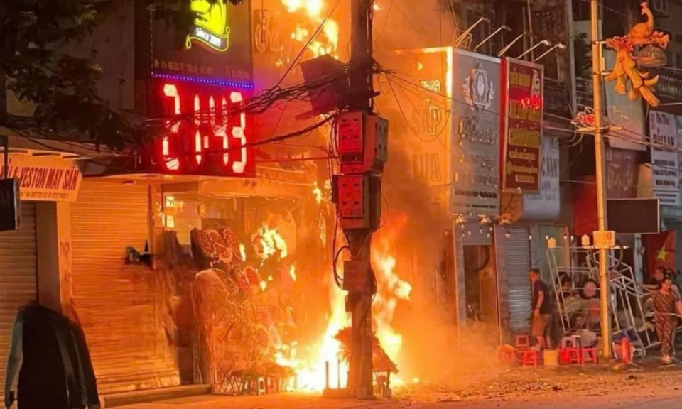 Bắc Ninh: Nhà 5 tầng bị cháy trơ khung sắt trong đêm Rằm tháng 7