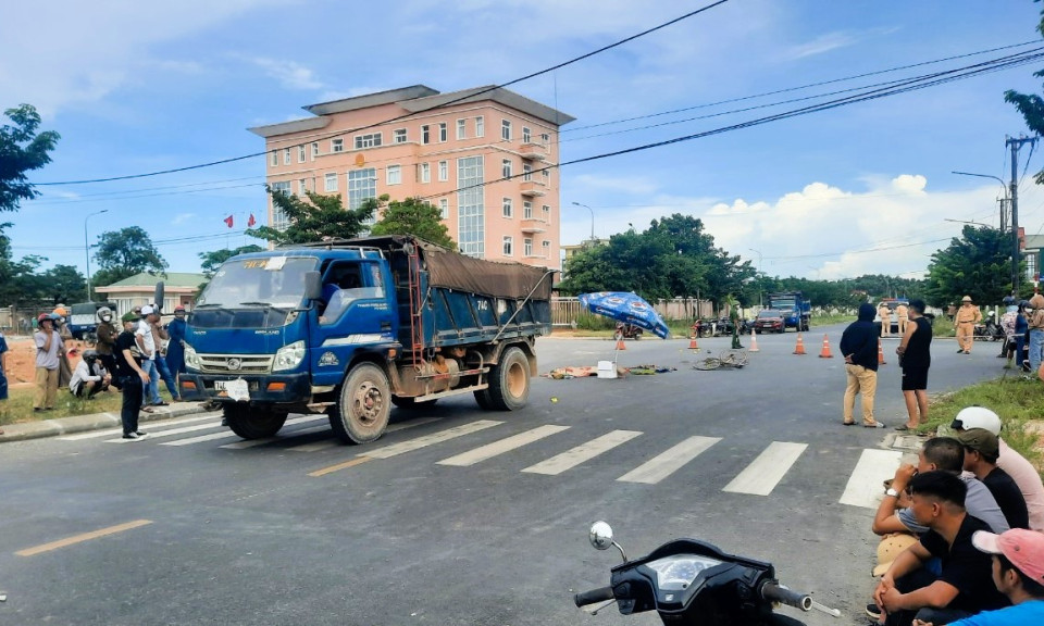 Xe ben va chạm xe đạp ở Quảng Trị, người phụ nữ nghèo tử vong thương tâm