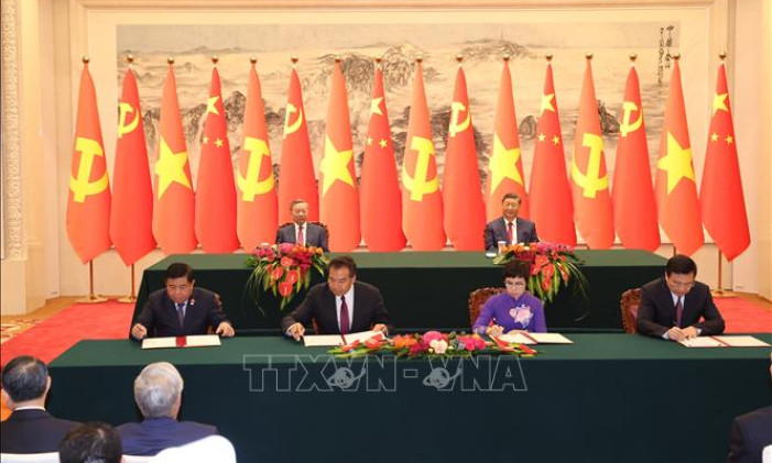 Tổng Bí thư, Chủ tịch nước Tô Lâm cùng Tổng Bí thư, Chủ tịch Trung Quốc Tập Cận Bình chứng kiến lễ ký kết các văn kiện hợp tác