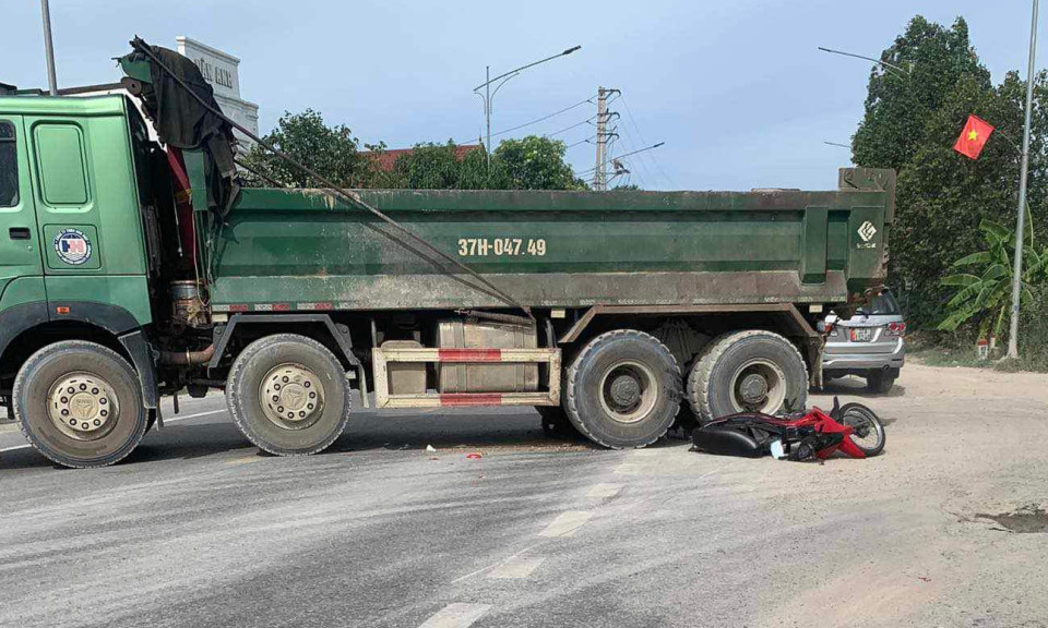 Xe máy va chạm xe tải trên QL46A, 2 thanh niên thương vong