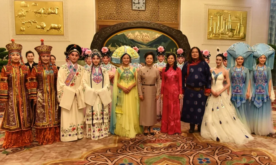 Vietnamese, Chinese first ladies enjoy tea, Chinese art performances