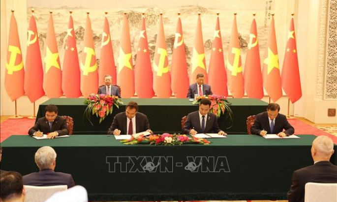 Viet Nam, China sign 14 cooperation documents
