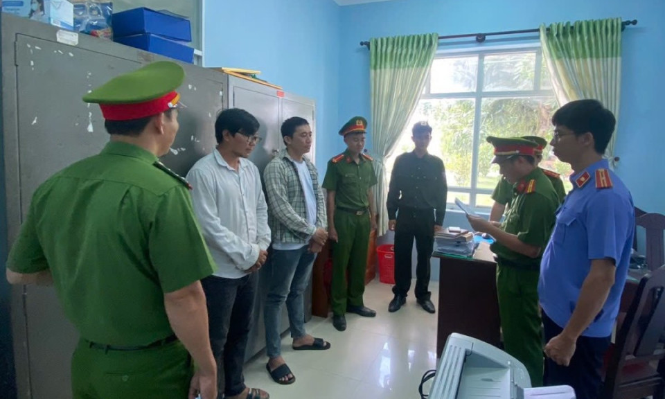 Bắt 2 nhân viên thu tiền hàng rồi tiêu xài