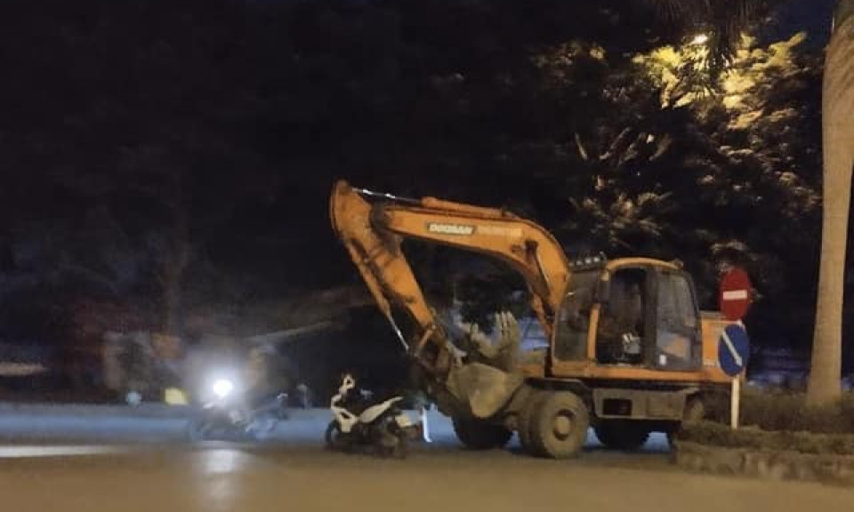 Bé trai bị xe máy xúc cán tử vong ở Hà Nội