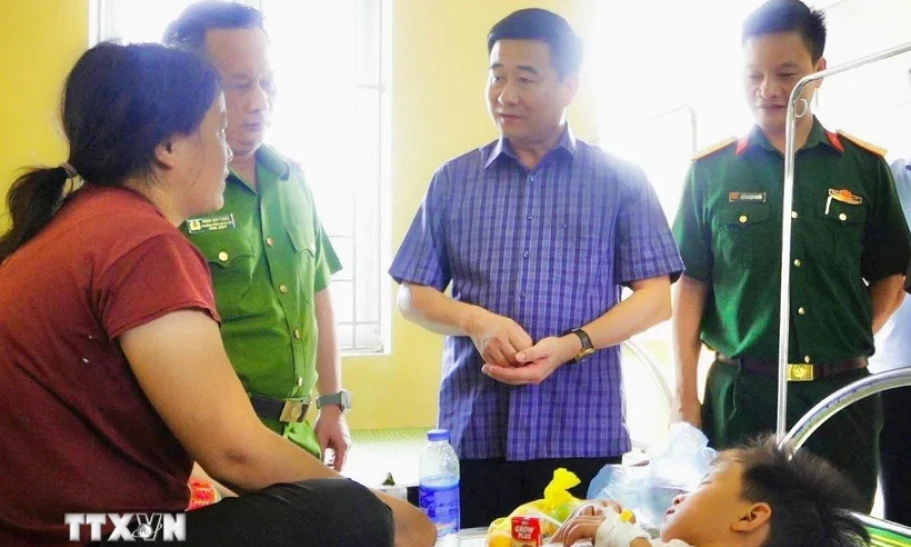 Khen thưởng tập thể, cá nhân trong việc tìm kiếm cháu bé đi lạc trong rừng