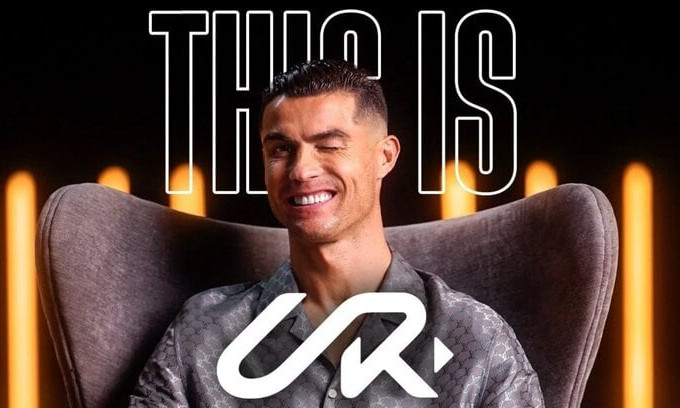 Ronaldo vừa chơi YouTube nhận luôn nút kim cương, tạo cơn sốt chưa từng có