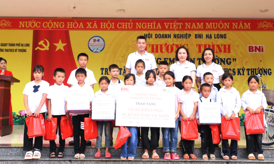 Chương trình “Cùng em đến trường” tại xã Kỳ Thượng