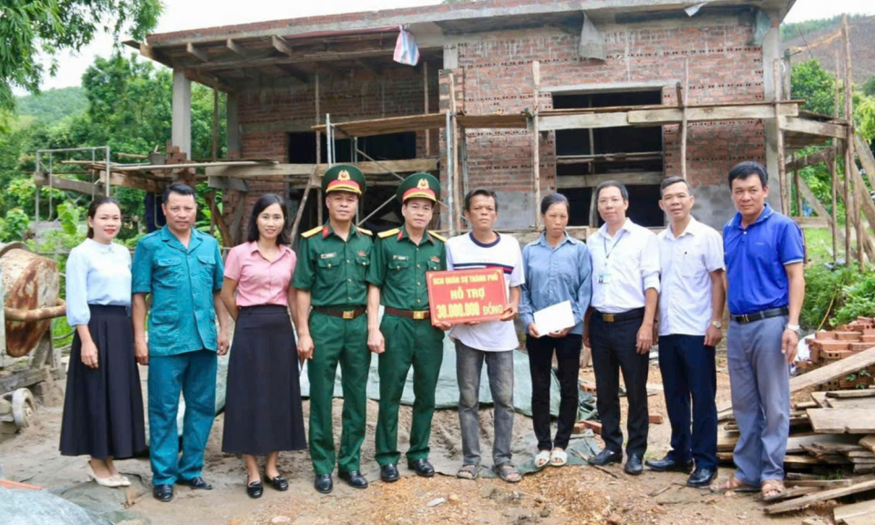Ban CHQS thành phố Uông Bí: Trao kinh phí hỗ trợ xây dựng “Nhà Đại đoàn kết”