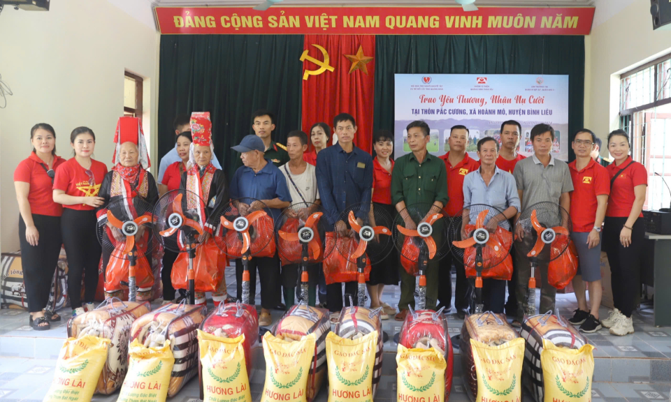 Chương trình từ thiện Trao yêu thương - Nhận nụ cười