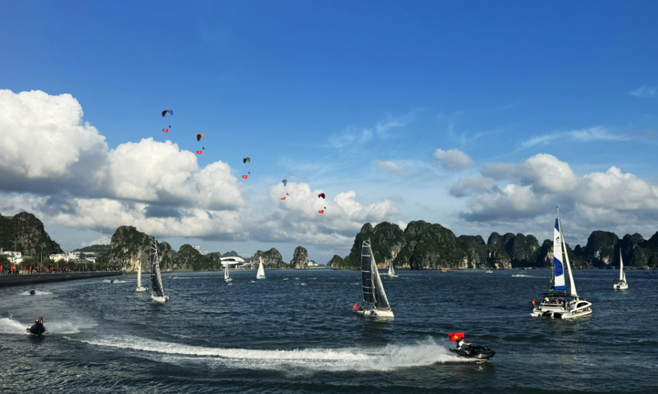 Crossing the sea wave of Ha Long