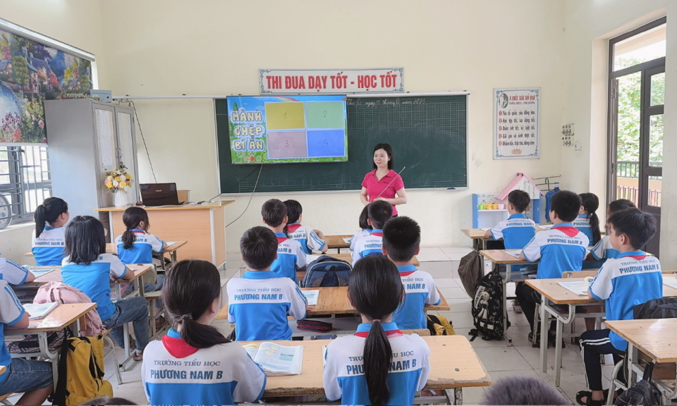 Cô giáo hết lòng với học trò vùng khó