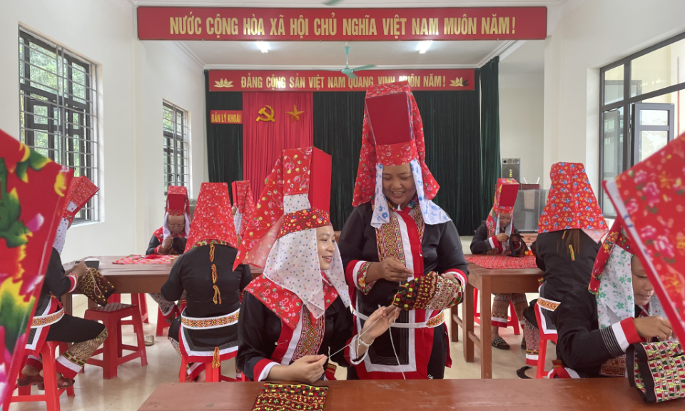Phát huy vai trò của phụ nữ trong xây dựng, phát triển văn hóa, con người Quảng Ninh
