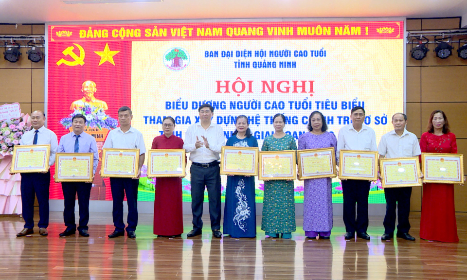 Biểu dương người cao tuổi tiêu biểu tham gia xây dựng hệ thống cơ sở