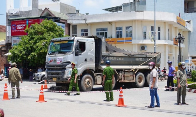 Va chạm với xe chở đất ở Quảng Ngãi, nữ dược sĩ tử vong