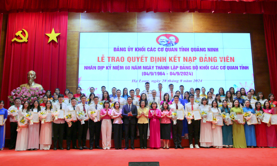 Trao quyết định kết nạp đảng viên dịp kỷ niệm 60 năm thành lập và trao giải cuộc thi viết “Gương sáng quanh ta”