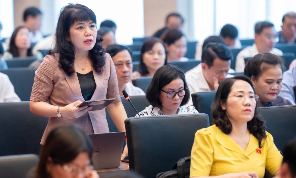 Đại biểu Nguyễn Thị Thu Hà, Phó trưởng Đoàn ĐBQH tỉnh, góp ý vào dự án Luật Công chứng (sửa đổi)