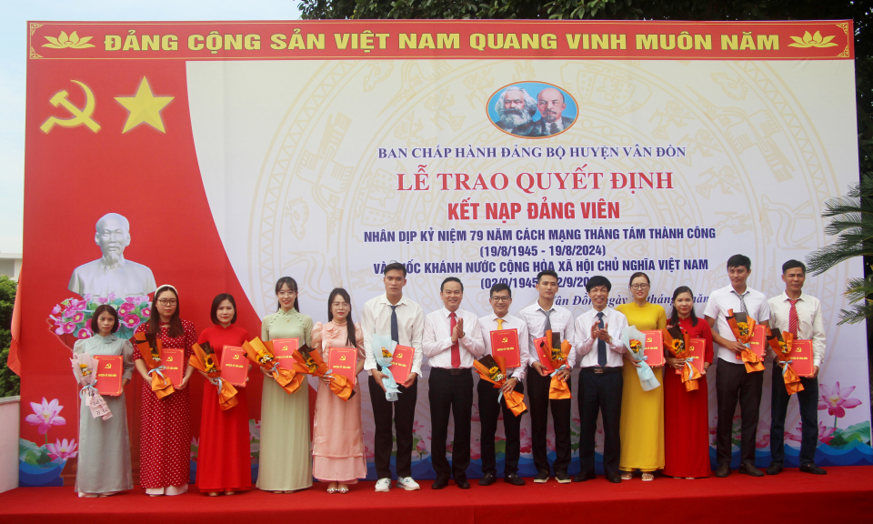 Đảng bộ huyện Vân Đồn: Kết nạp đảng viên dịp Quốc khánh 2/9