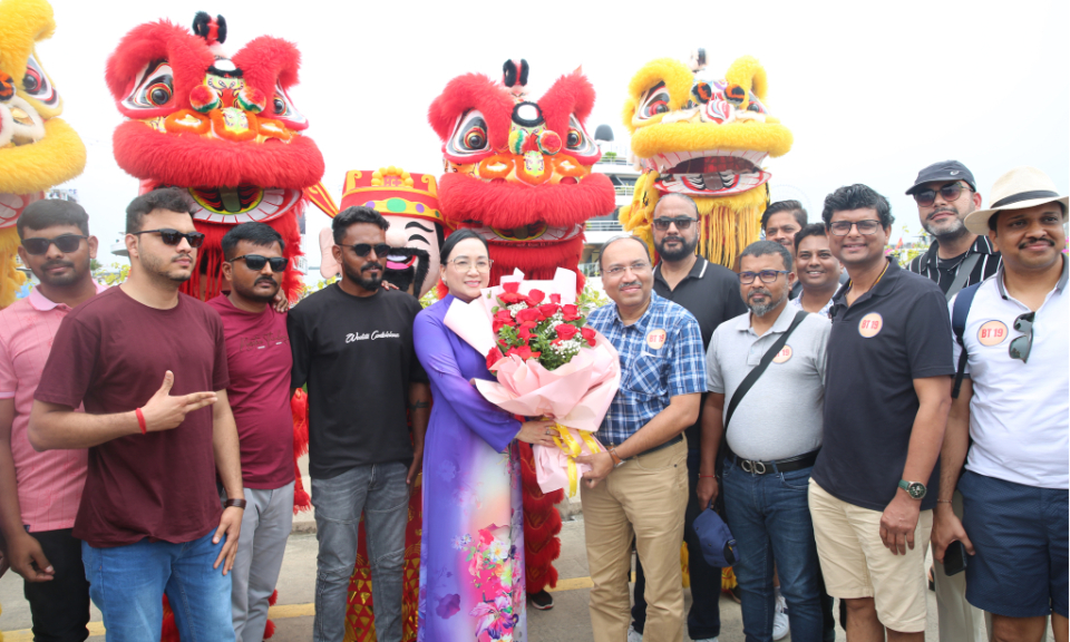 First group of 4,500 Indian tourists visits Ha Long Bay