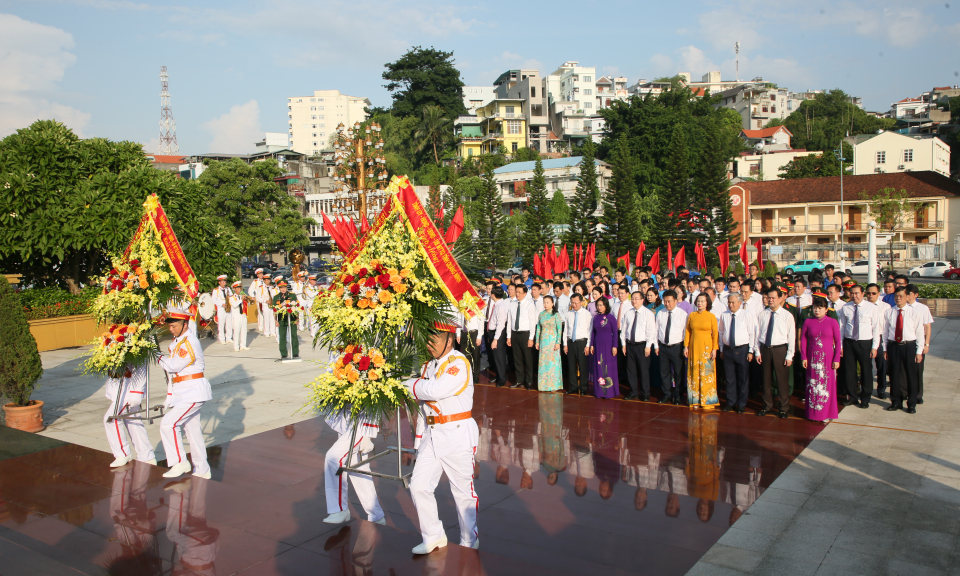 Đoàn đại biểu tỉnh dâng hương tại Đài tưởng niệm các Anh hùng liệt sĩ và Tượng đài đồng chí Vũ Văn Hiếu