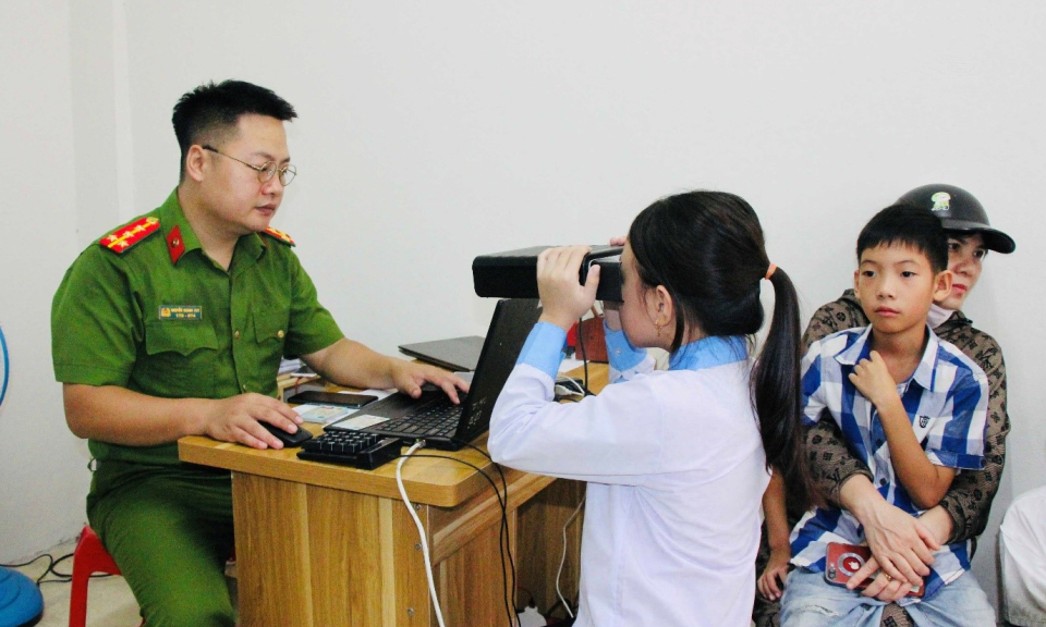 Cao điểm triển khai cấp căn cước cho công dân