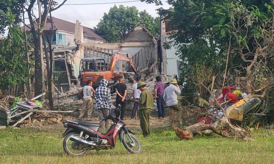 2 vụ nổ liên tiếp 4 người thương vong: Sơ tán khẩn 6 hộ dân để rà phá bom mìn