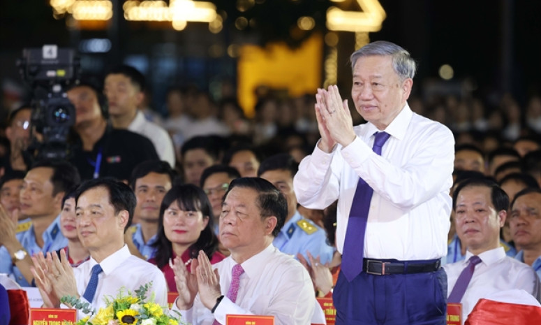 Top leader attends special artistic programme honouring President Hồ Chí Minh