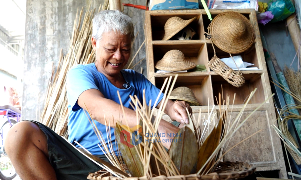 Nghệ nhân đan mũ lá tre Kiều Đức Minh