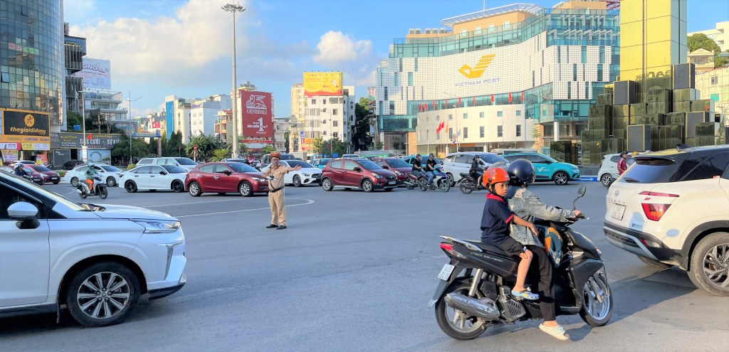 Công an TP Hạ Long phối hợp với Phòng CSGT, Công an tỉnh tăng cường hướng dẫn phân luồng giao thông tại các nút giao thông trọng điểm.