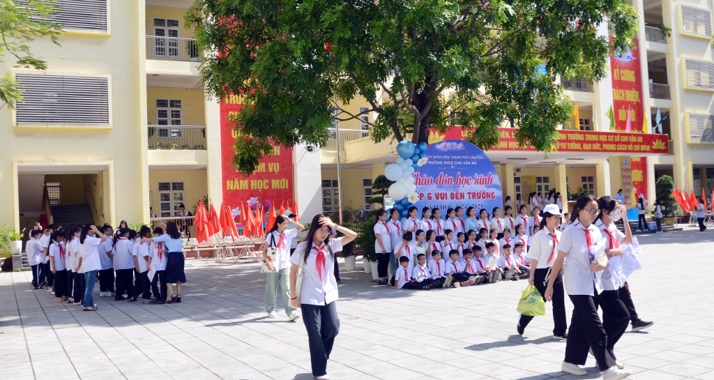 Học sinh Trường THCS Chu Văn An (TP Cẩm Phả) tựu trường bước vào năm học mới 2024-2025.