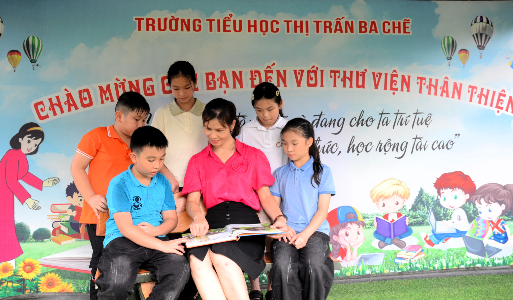 Cô trò trường Tiểu học Ba Chẽ đọc sách tại Thư viện thân thiện.