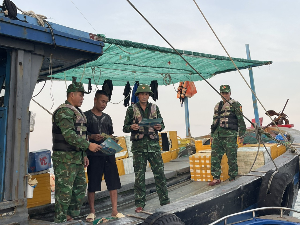 Cán bộ Đồn Biên Phòng Trà Cổ vận động, tuyên truyền ngư dân vùng biển đưa tàu thuyền vào nơi tránh trú an toàn.