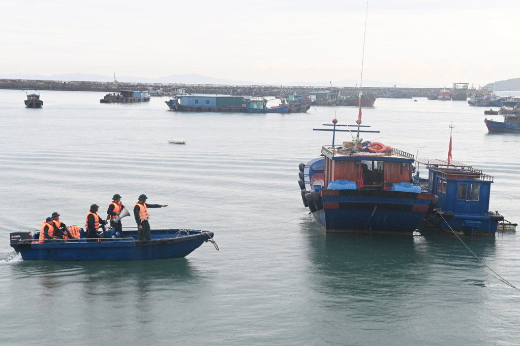 Ban CHQS huyện Cô Tô phối hợp thông báo cho các chủ phương tiện đang hoạt động trên biển biết để chủ động di chuyển về nơi tránh trú an toàn, không đi vào khu vực nguy hiểm.