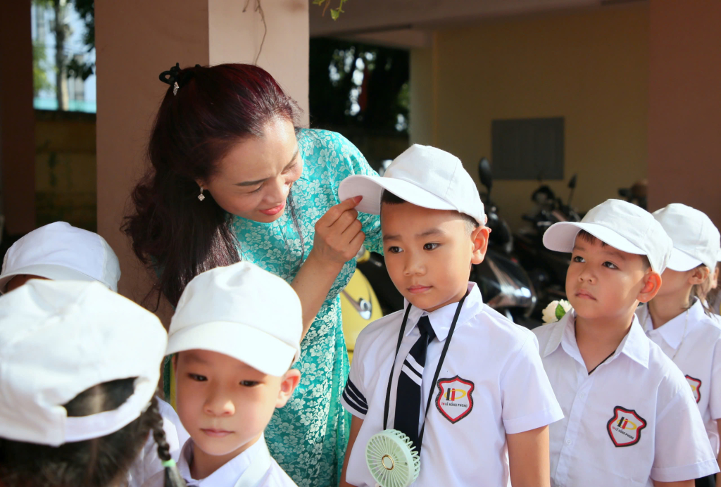 Cô và trò Trường Tiểu học Lê Hồng Phong (TP Hạ Long) hân hoan trong ngày khai trường.