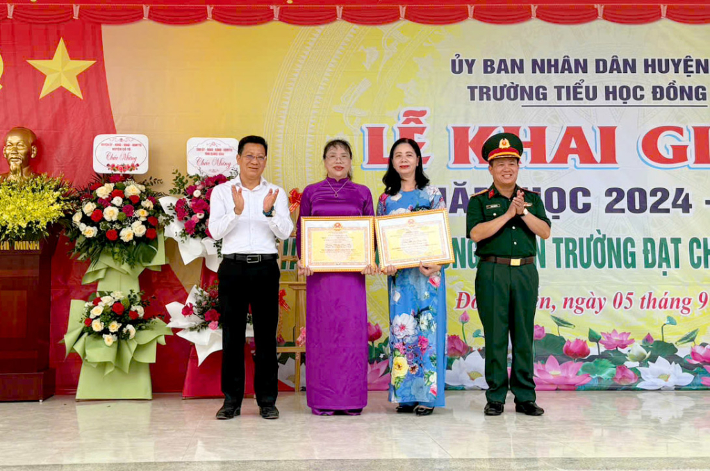 Thừa ủy quyền, Đại tá Khúc Thành Dư, Ủy viên BTV Tỉnh ủy, Chỉ huy trưởng Bộ chỉ huy Quân sự tỉnh và đồng chí Nguyễn Việt Dũng, Ủy viên BCH Đảng bộ tỉnh, Bí thư Huyện ủy, Chủ tịch UBND huyện, trao tặng Bằng Công nhận đạt kiểm định chất lượng giáo dục cấp độ 3 và đạt trường chuẩn Quốc gia mức độ 2 cho trường Tiểu học Đồng Tiến.