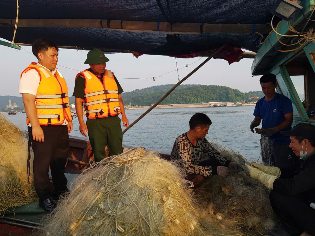 Cán bộ, chiến sĩ Đồn Biên phòng Thanh Lân kêu gọi ngư dân đưa tàu thuyền vào nơi tránh trú bão.