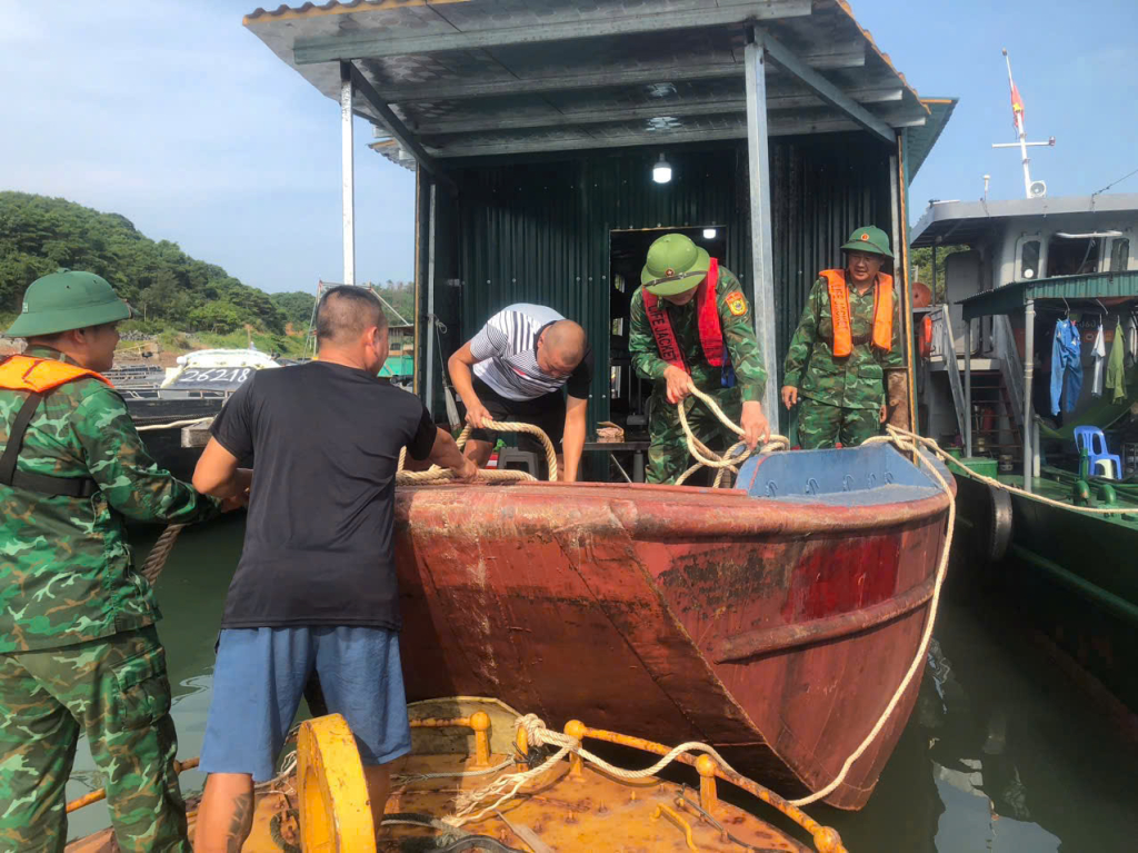 Đồn BPCK cảng Vạn Gia tuyên truyền vận động bà con nhân dân và các phương tiện của ngư dân trên địa bàn vào nơi tránh trú bão an toàn.