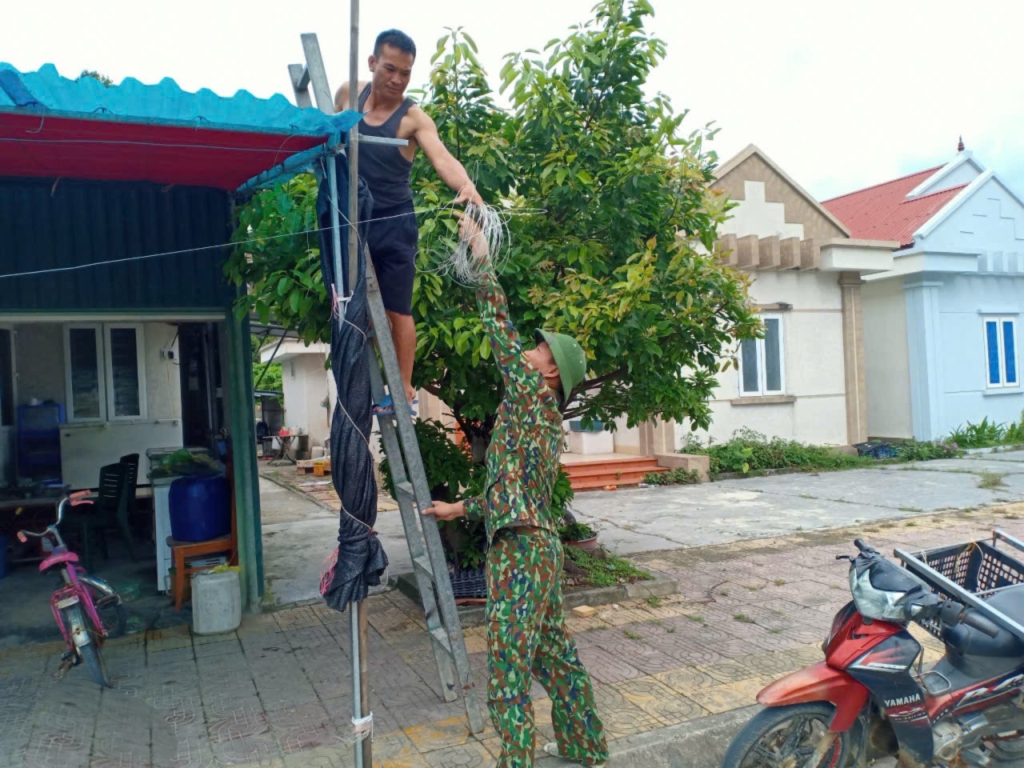 Bộ đội Biên phòng đảo Trần (Cô Tô) giúp dân chằng chống nhà cửa phòng chống bão YAGI.