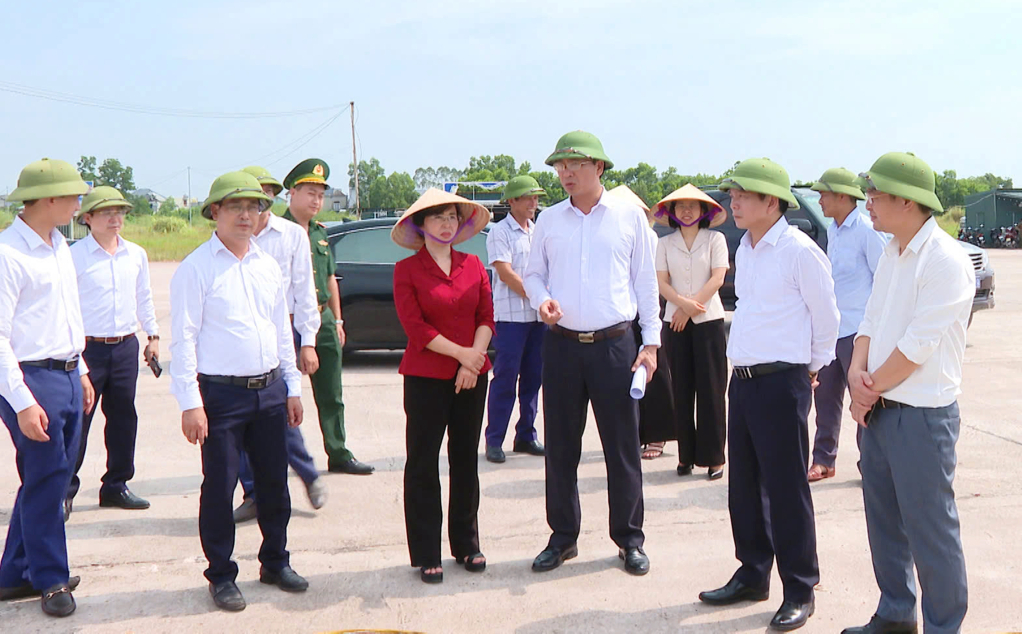 Đồng chí Trịnh Thị Minh Thanh, Phó Bí thư Thường trực Tỉnh ủy kiểm tra công tác phòng chống cơn bão số 3 tại huyện Hải Hà.