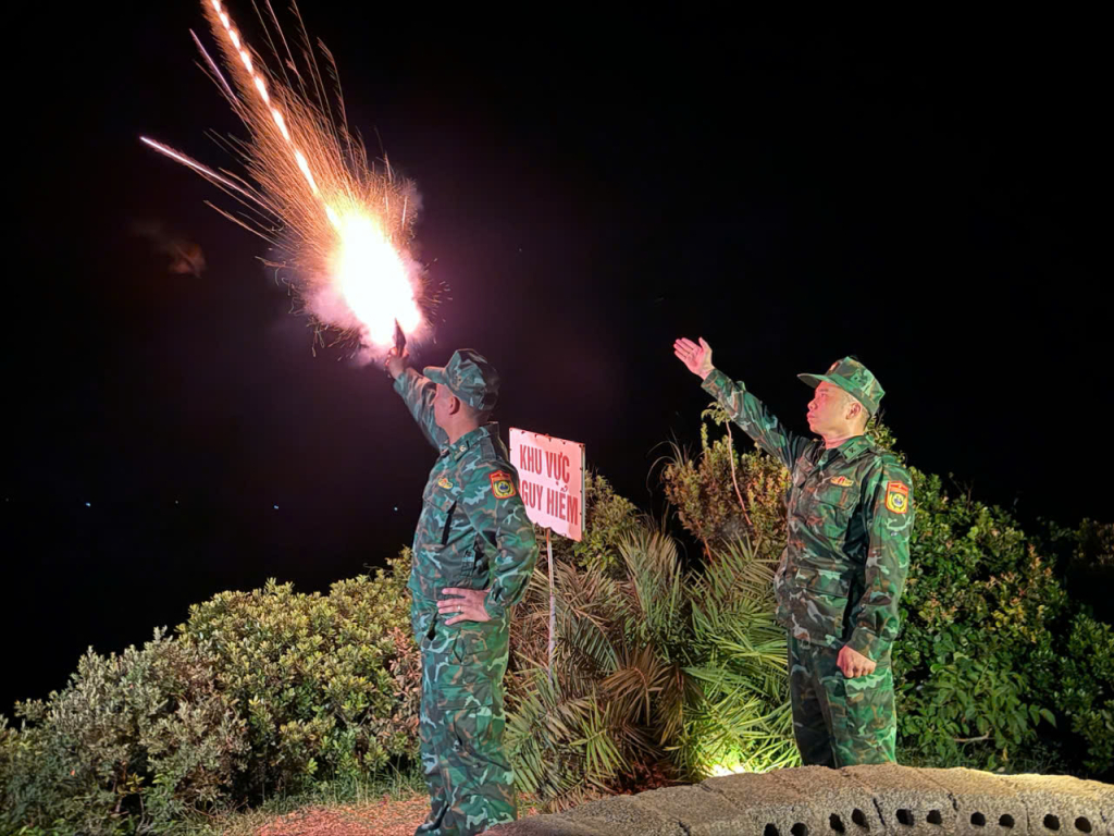 Cán bộ, chiến sĩ Đồn Biên phòng Cô Tô tổ chức bắn pháo hiệu kêu gọi tàu thuyền tránh trú an toàn (tối 4/9). Ảnh: Thanh Tùng