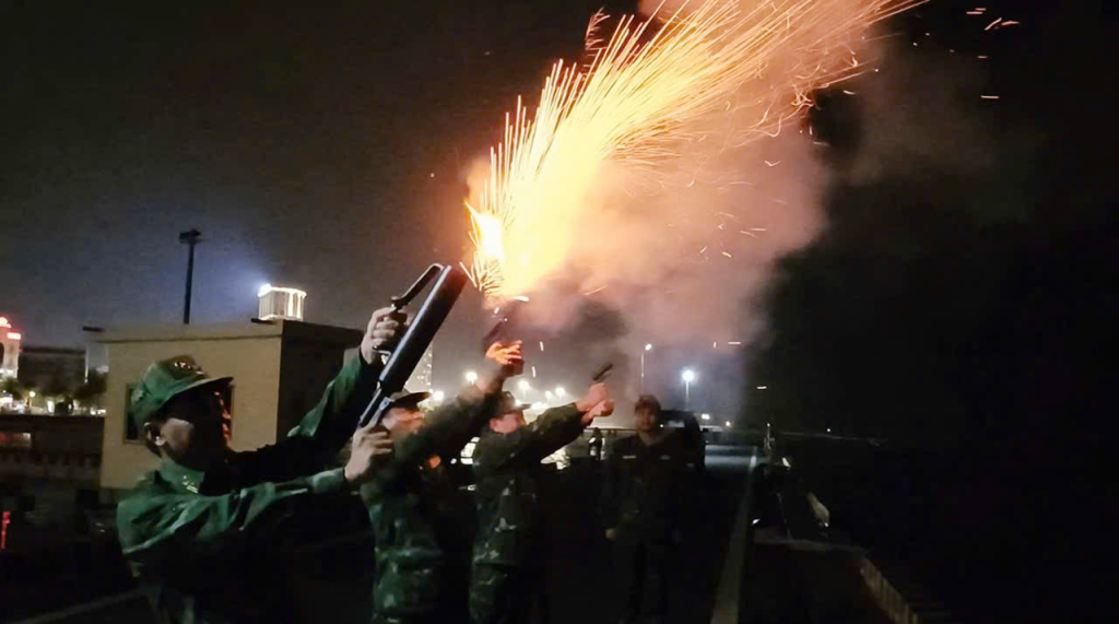 Loạt pháo hiệu nhằm thông báo khẩn cấp cho tàu thuyền về tránh trú bão YAGI.