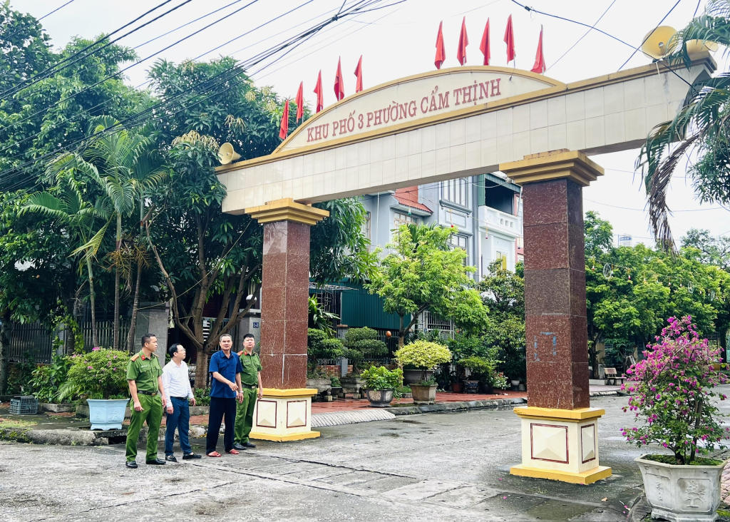 Đại diện Công an phường, Ủy ban MTTQ phường và khu phố đánh giá hiệu quả mô hình camera an ninh trên địa bàn khu phố 3, phường Cẩm Thịnh.