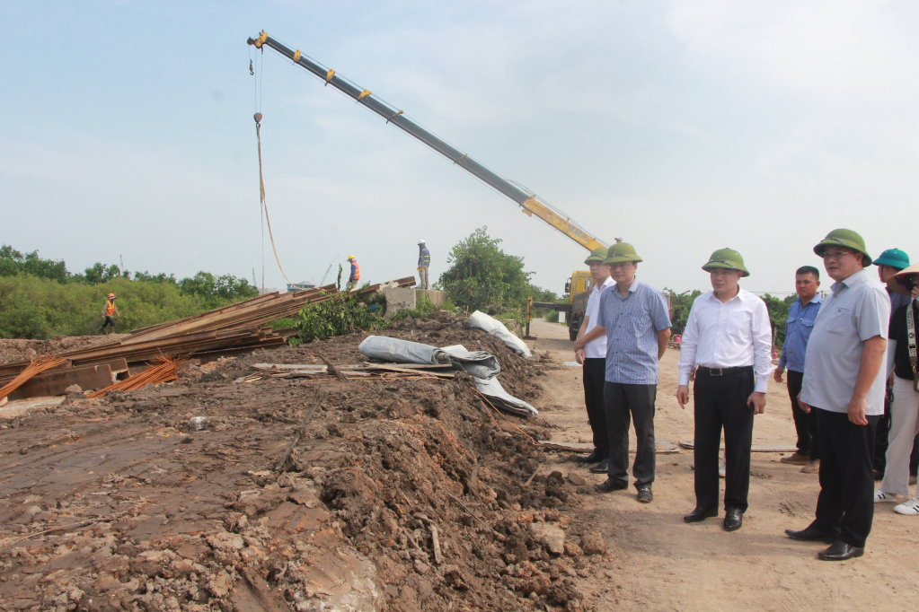 Để đảm bảo an toàn, cống tiêu thoát nước đang thi công trên tuyến đê Hà Nam đã và đang được gia cố theo đúng hiện trạng.