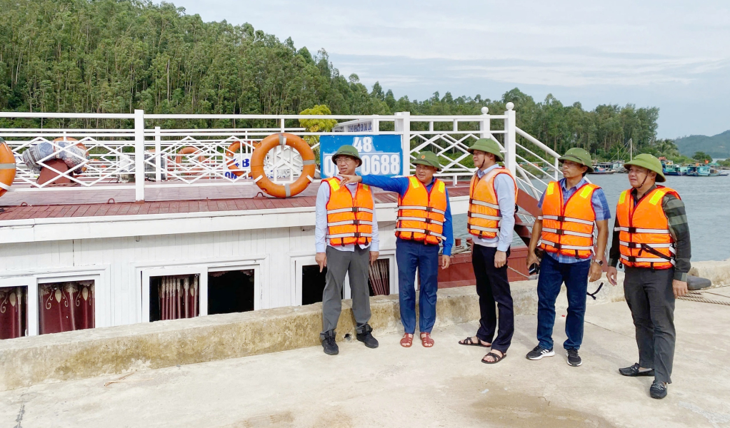 Bí thư Huyện ủy Vân Đồn Trương Mạnh Hùng Kiểm tra công tác phòng chống bão số 3 (Yagi) tại xã đảo Ngọc Vừng chiều ngày 6/9.